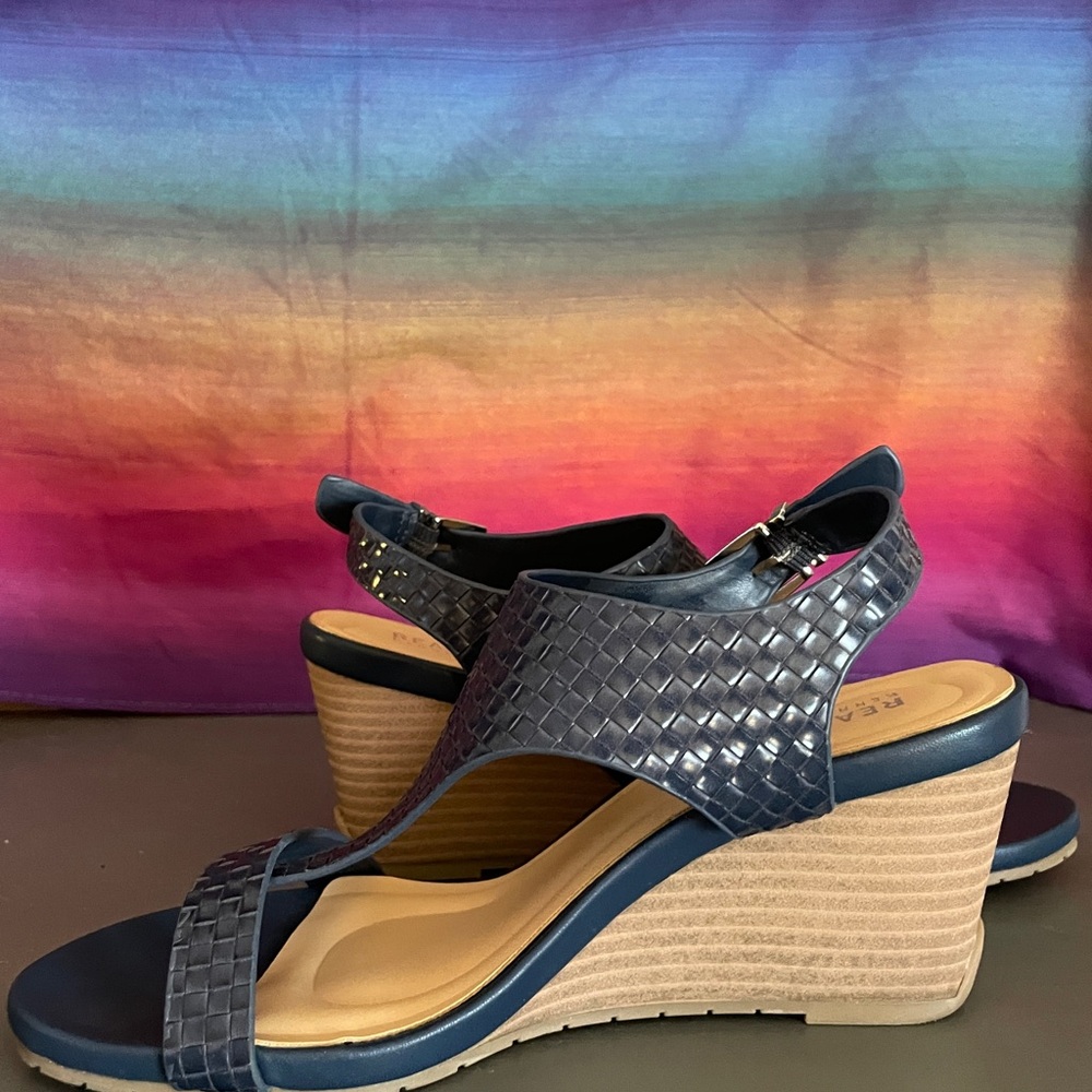 Kenneth Cole Reaction Greatly Thong Navy Wedge Sandals 7